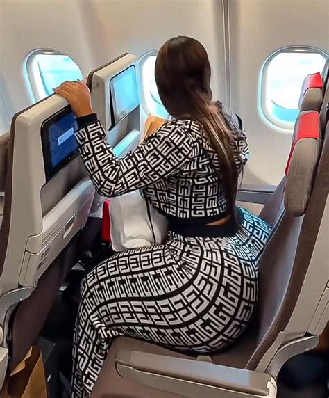 Woman Who Couldn’t Fit In Plane Seat Stuns Internet。